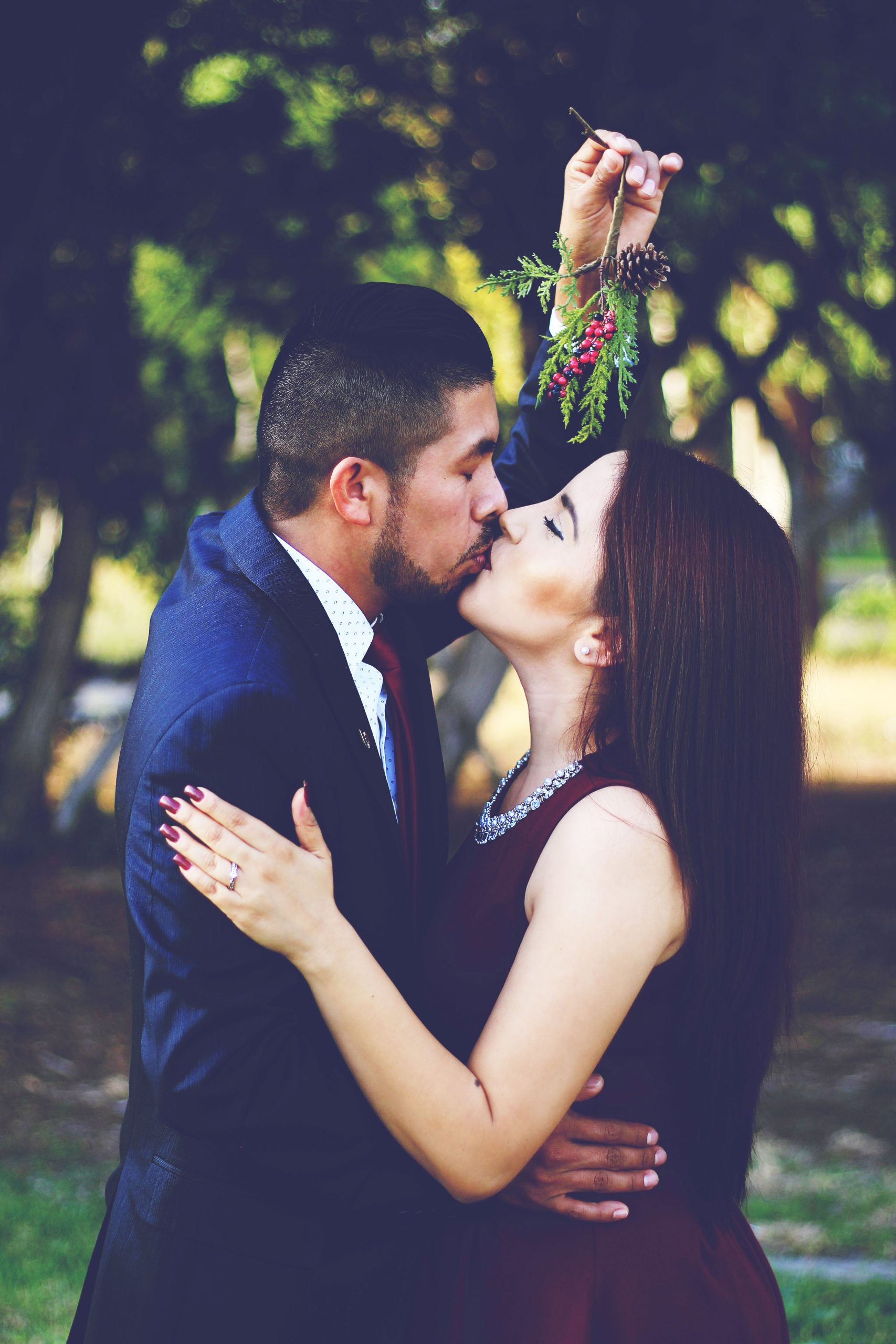 Couple kissing under mistletoe | My Eastern Shore Wedding