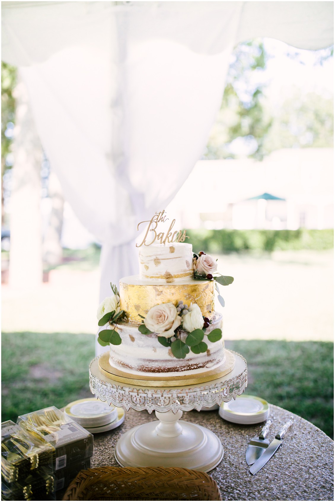 Cake with gold leaf and white flowers | Kingsbay Mansion| Dover Tents and Events |My Eastern Shore Wedding