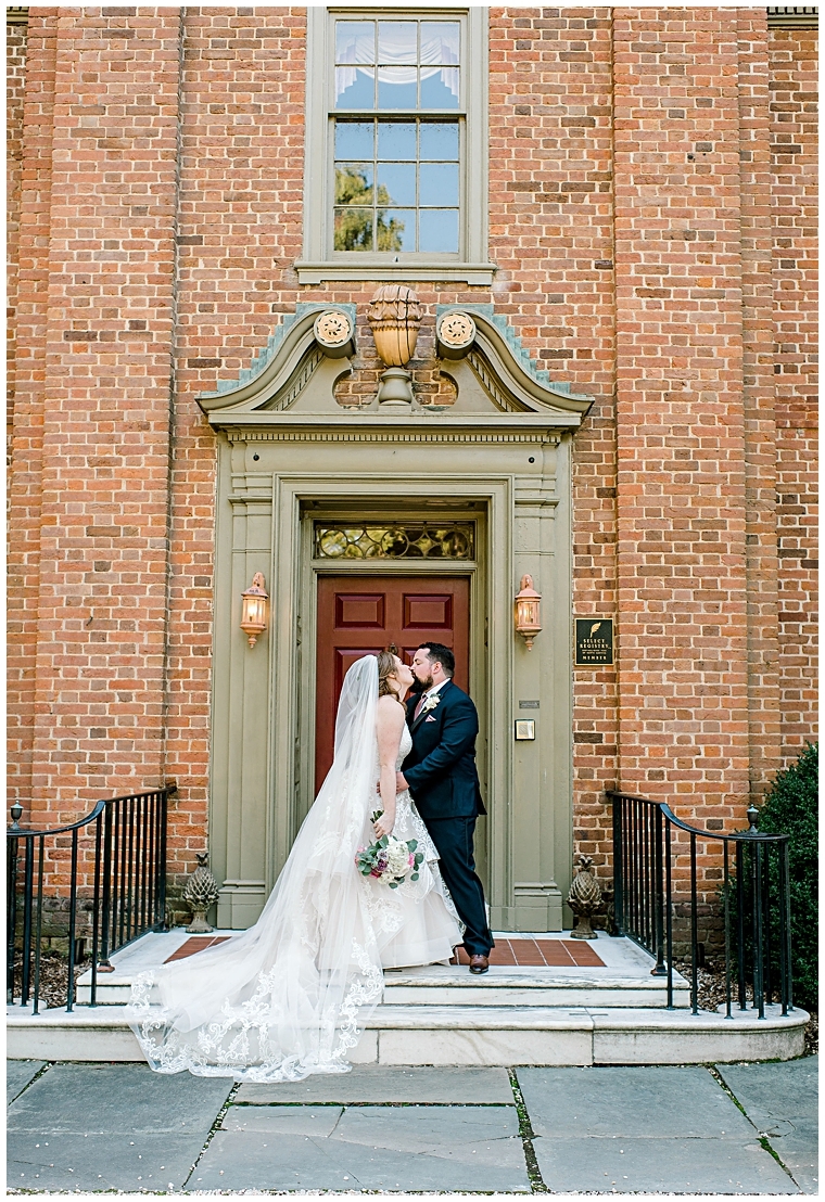 The newlyweds share in a kiss in front of Great Oak Manor