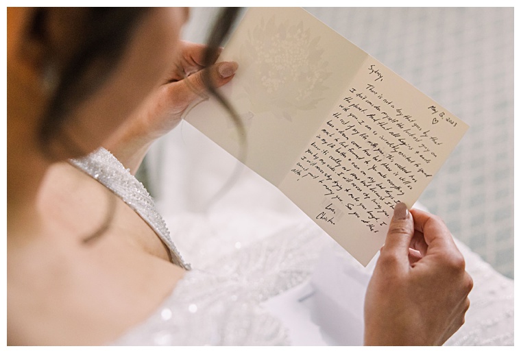 The bride reads a note from her soon to be husband as she waits for the ceremony to start | Laura's Focus Photography | My Eastern Shore Wedding