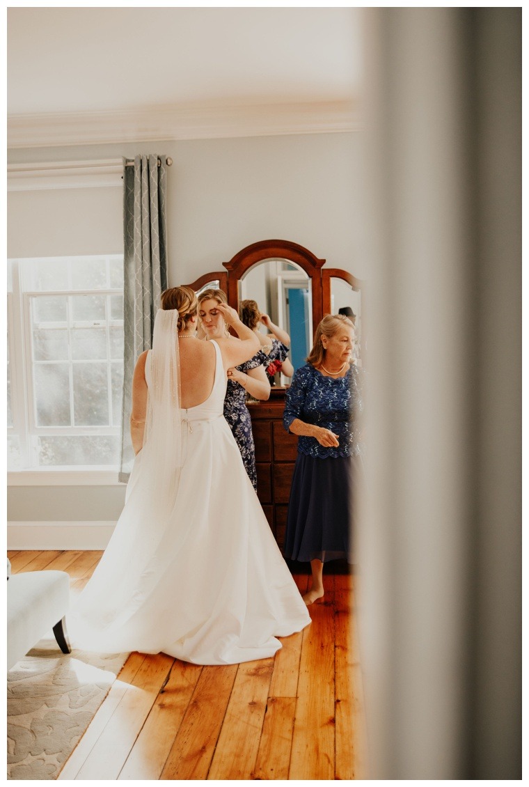 The bride has her final touch ups as she gets ready for the ceremony | Island Creek Events